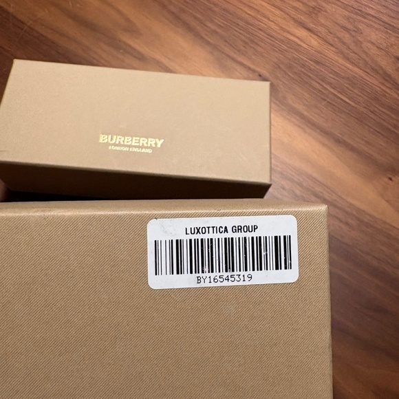 Burberry sunglasses case with exterior box - Picture 7 of 8